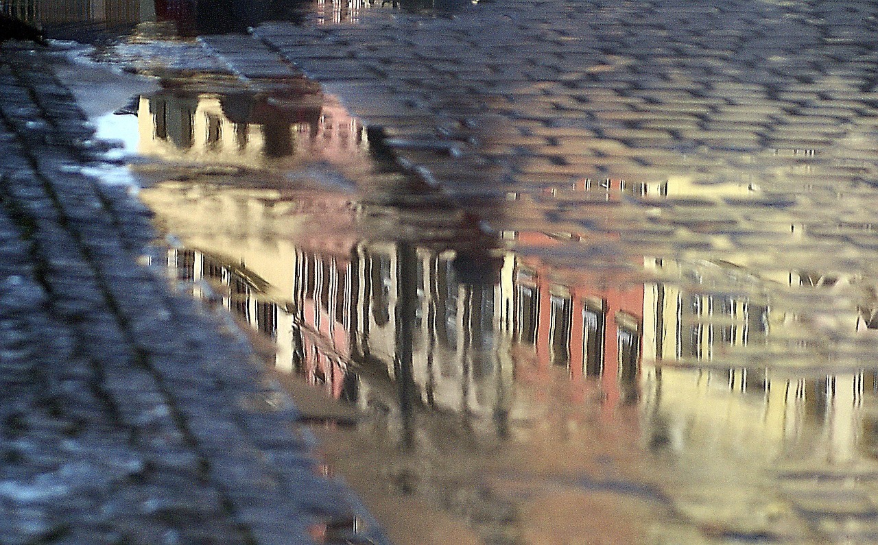 爸爸在暴雨中为孩子挡雨